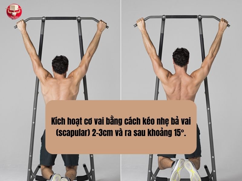 Không nên thả lỏng hoàn toàn vai khi treo người, mà phải đóng cơ bả vai (scapular)