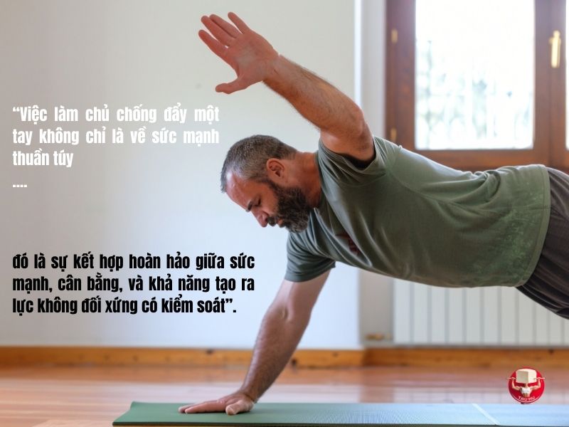 Hít đất một tay là bài tập đòi hỏi sự kết hợp cao độ của sức mạnh, khả năng cân bằng và ổn định cơ thể
