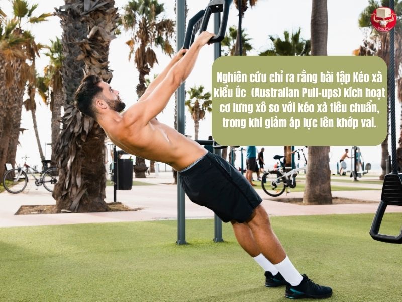 Kéo xà kiểu Úc giúp kích hoạt lưng xô đồng thời giảm áp lực lên vai