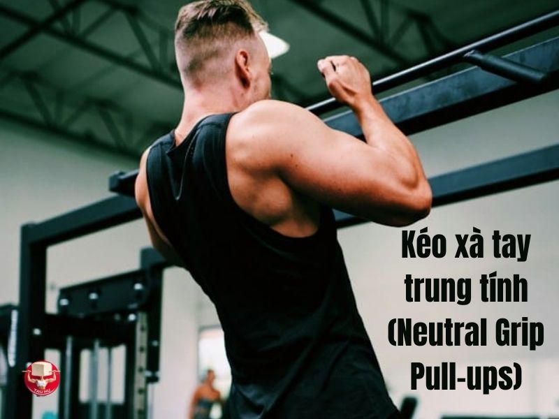 Kéo xà trung tính là biến thể lý tưởng cho người tập mới và những người có vấn đề về cổ tay