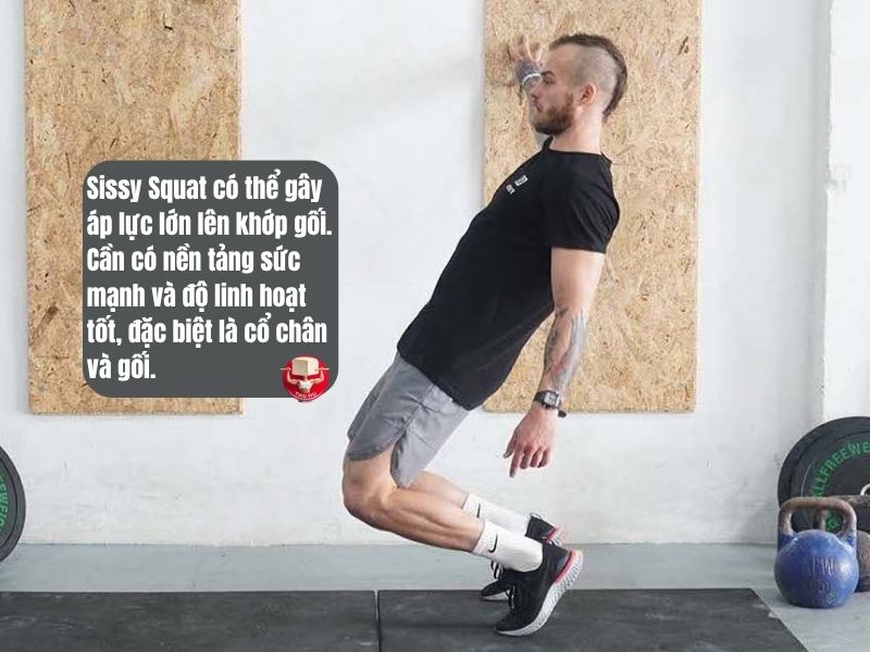 Sissy squat là bài tập nâng cao, lưu ý không nên tập nếu có vấn đề về đầu gối