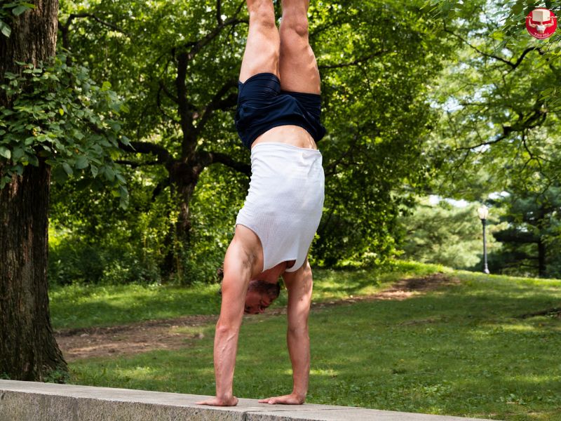 Handstand là một kỹ năng đòi hỏi sự kết hợp giữa sức mạnh và thăng bằng